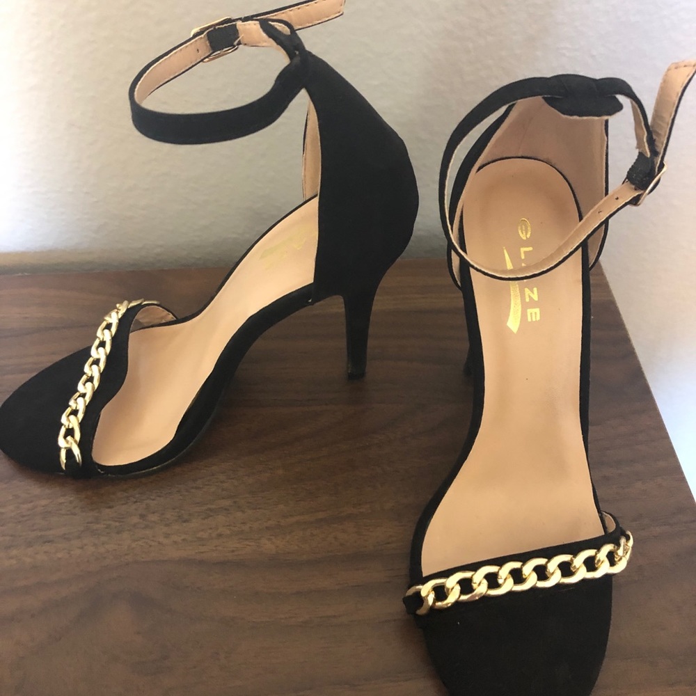 Black heels with gold chain